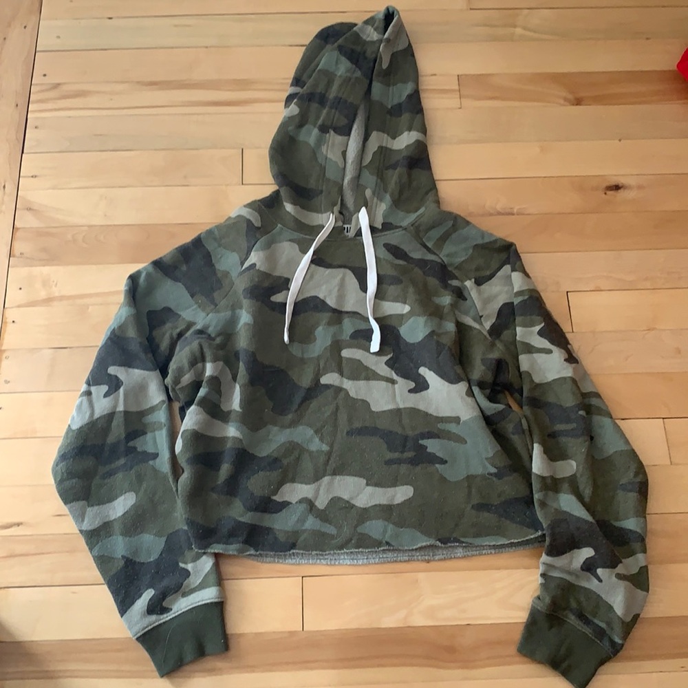 PINK Victoria’s Secret camo crop hoodie size XS🪐